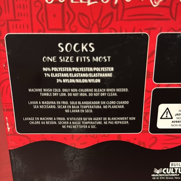 Friends The Television Series Collectors Bundle includes socks, mug & keychain - Picture 11 of 13